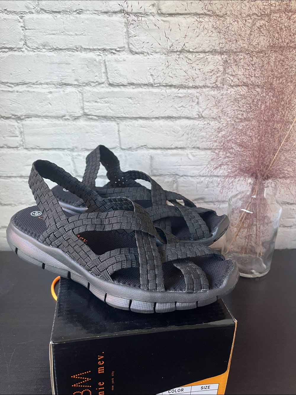 Bernie Mev. 39eu. Florisa Black Woven Stretch WovenSandals $70-100retail size 8